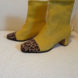 Elegant Yellow Ankle Boots with Leopard Print